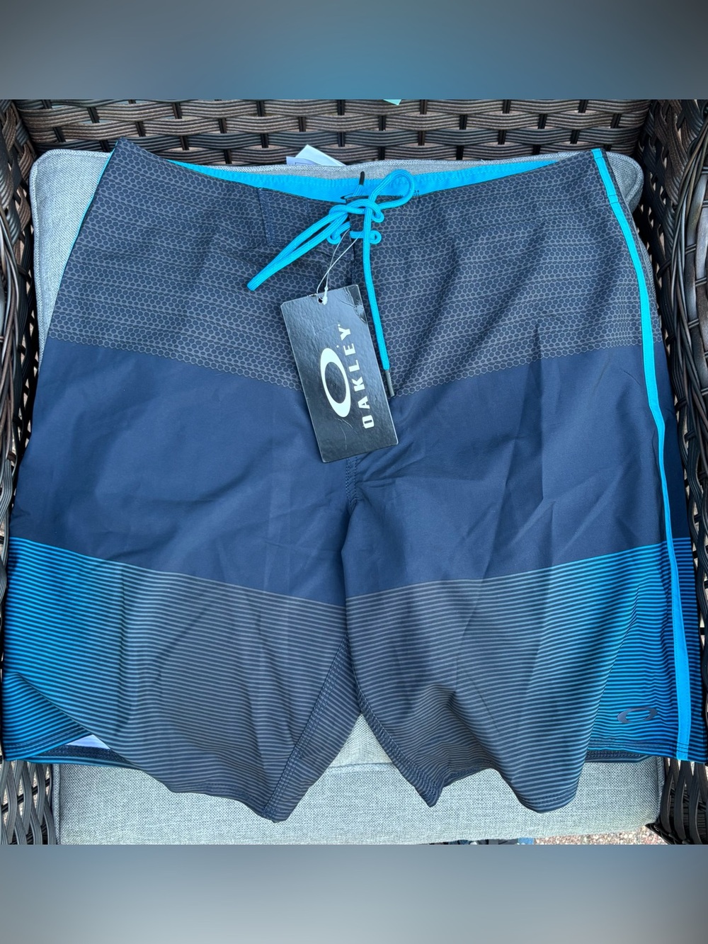 Oakley Men’s Board Shorts Size 34 Blue Black